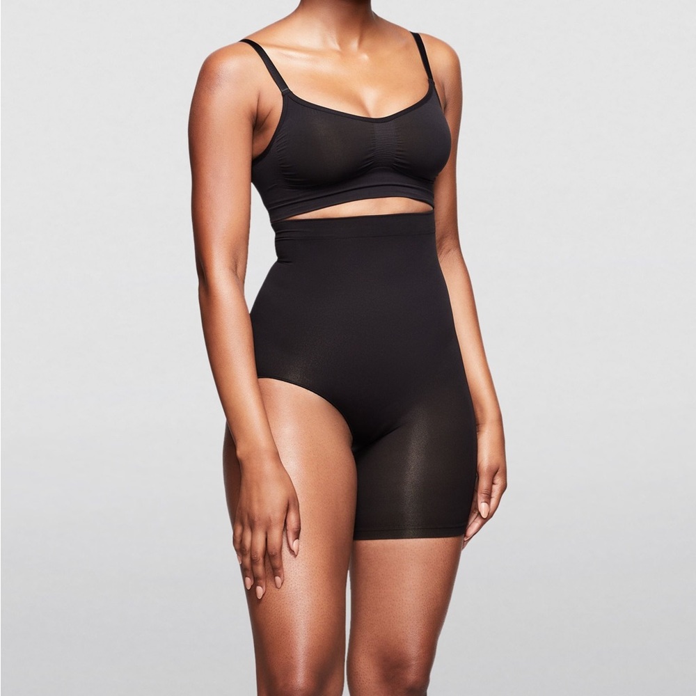 Skims Solution Short #1 in Onyx | Size S/M